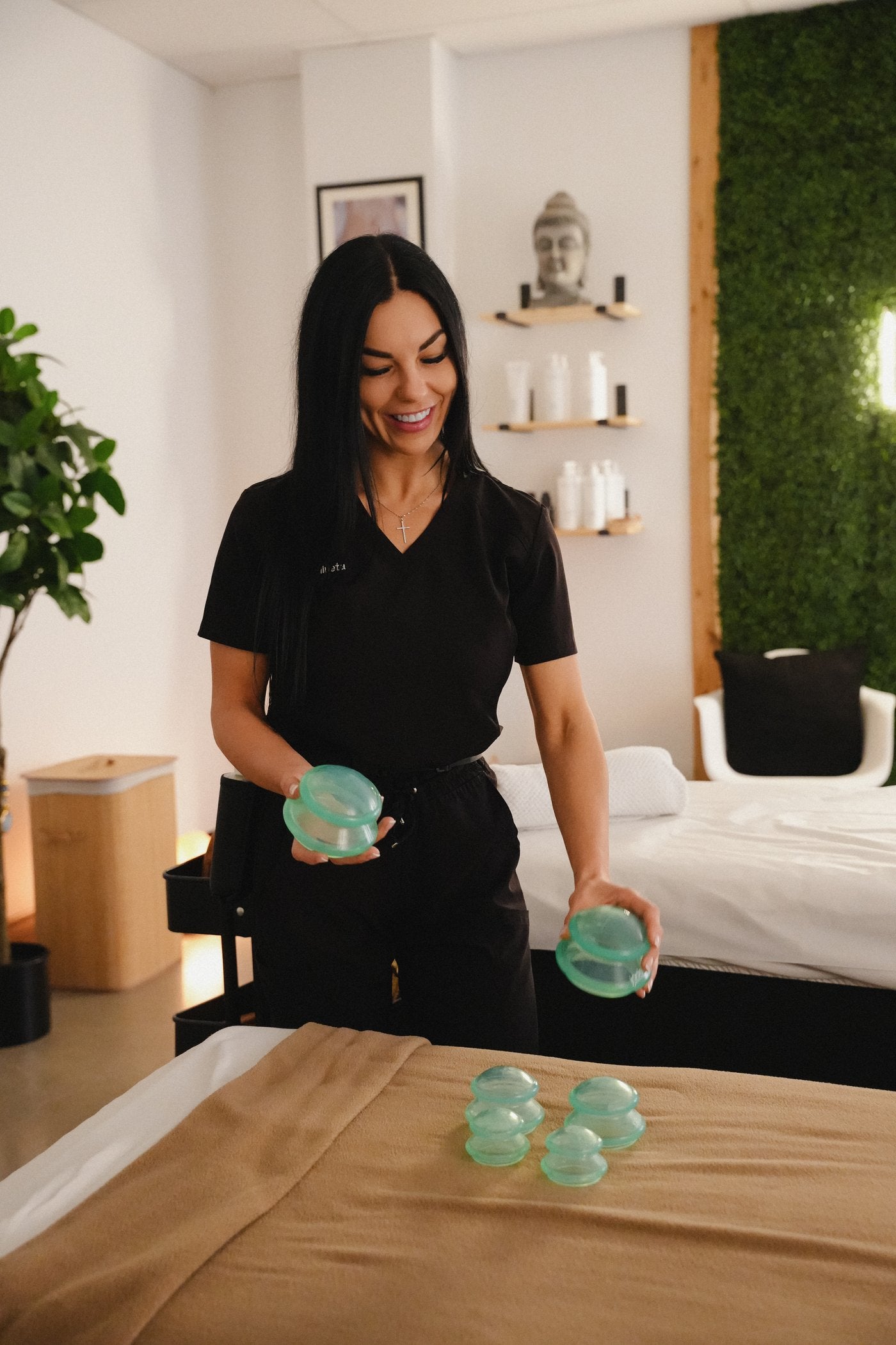 Ventousothérapie — Leeza prépare ventouses en silicone dans le studio
